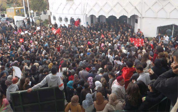 Les étudiants manifestent contre les violences à l'université et l'atteinte au drapeau tunisien