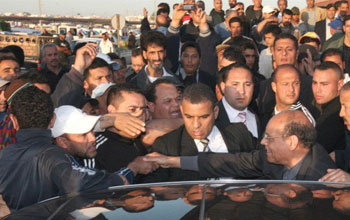 Tunisie - Moncef Marzouki à Bir El Kassâa : bain de foule et baisemain au menu (vidéo)