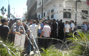 Tunisie – Les forces de l'ordre manifestent devant le siège du ministère de l'Intérieur (Vidéo)