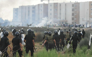 Tunisie - Scènes de guerre entre forces de l'ordre et squatteurs salafistes à Raoued