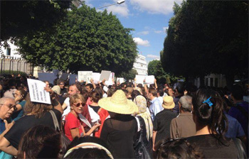 Rassemblement de soutien à la jeune femme violée, devant le Palais de Justice de Tunis