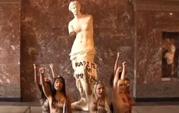 Des Ukrainiennes manifestent, seins nus au Louvre, pour soutenir la Tunisienne violée