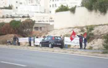 Une poignée de manifestants devant le lieu du meeting de Nidaa Tounes