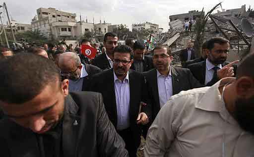 Rafik Abdessalem au milieu des décombres à Gaza