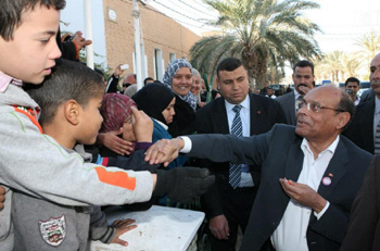 Tunisie - Moncef Marzouki s'offre un bain de foule à Tozeur avec en prime des bonbons