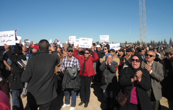 Manifestation de soutien à Sami Fehri devant la prison Mornaguia : La justice à tout prix (vidéo)