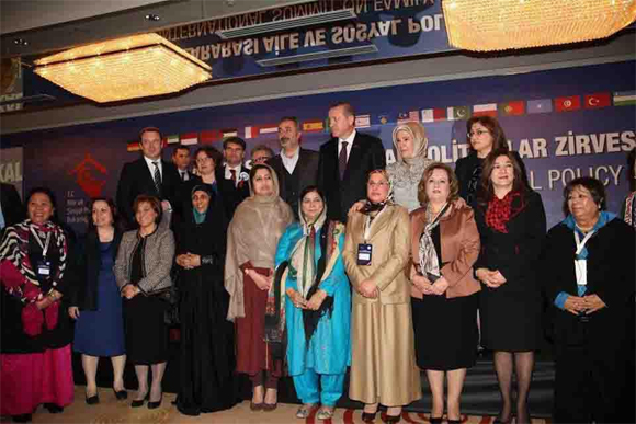 la Tunisie demande à la Turquie d'extrader Saida Agrebi qui se prend en photo avec Erdogan au sommet de la famille à Ankara