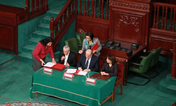 Tunisie - Signature du contrat social au Bardo entre le gouvernement, l'UGTT et l'UTICA