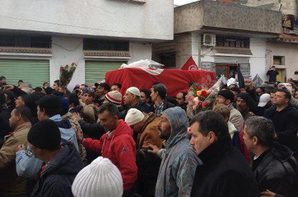 Tunisie â€“ Des milliers de personnes pour les funÃ©railles de Chokri Belaid Ã  Jebel Jloud (vidÃ©o)