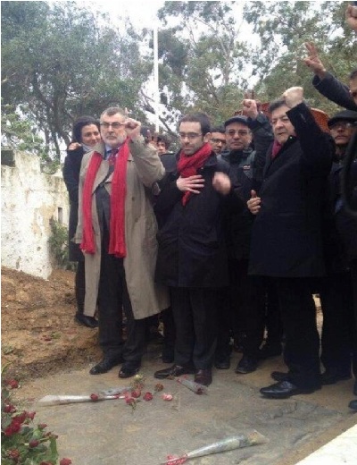 Photo du jour : Jean-Luc Mélenchon se recueille sur la tombe de feu Chokri Belaïd