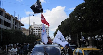 Tunisie- A l'avenue Bourguiba les manifestants sont déjà là et l'ambiance est plutôt tendue