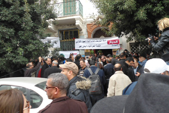 Tunisie - Pénurie de persil devant Al Hiwar Ettounsi TV ! (vidéo)