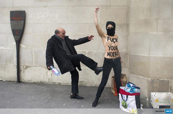 Photo du jour: Couvrez ce sein que je ne saurais voir… ou je vous botte les fesses ! 