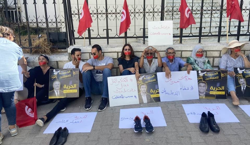 Sit-in des familles et proches des détenus politiques devant la Cour d’appel de Tunis