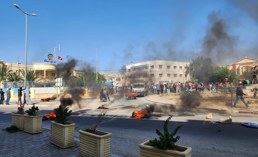 Gafsa – Colère devant le siège de la Douane après la mort d’un contrebandier