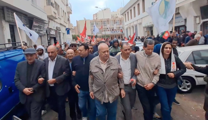 L’UGTT manifeste à Sfax en soutien aux syndicalistes arrêtés