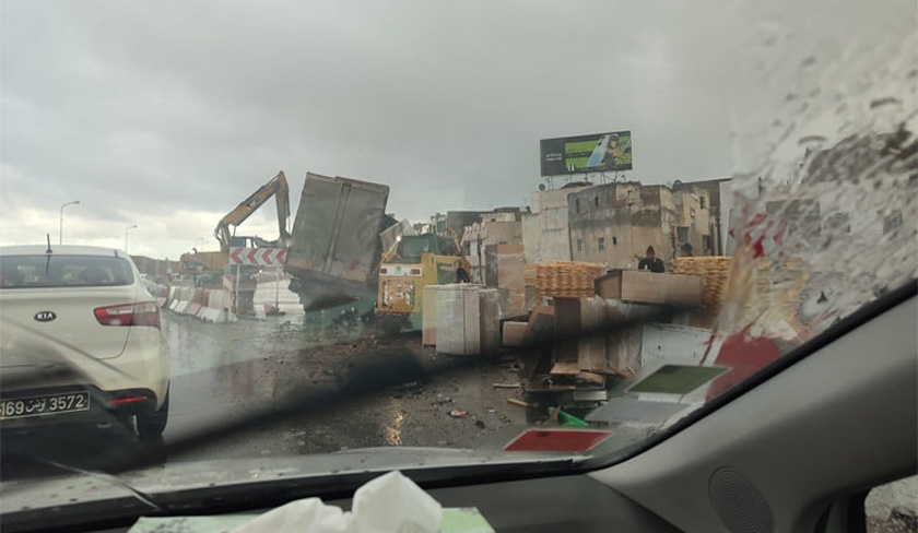 Un camion drape  lentre sud de Tunis perturbant la circulation
