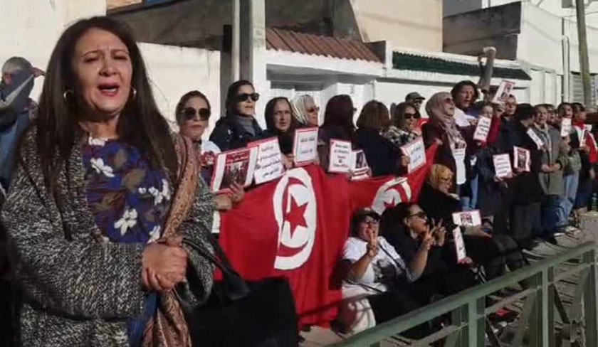 Rassemblement de soutien à Abir Moussi devant la prison de la Manouba