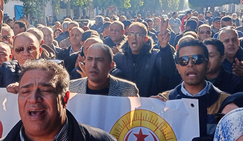 Les instituteurs organisent une manifestation devant le ministre de l'ducation 