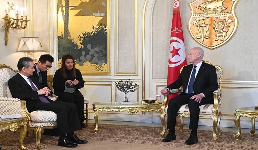 Kaïs Saïed s’entretient avec le ministre chinois des Affaires étrangères Wang Yi