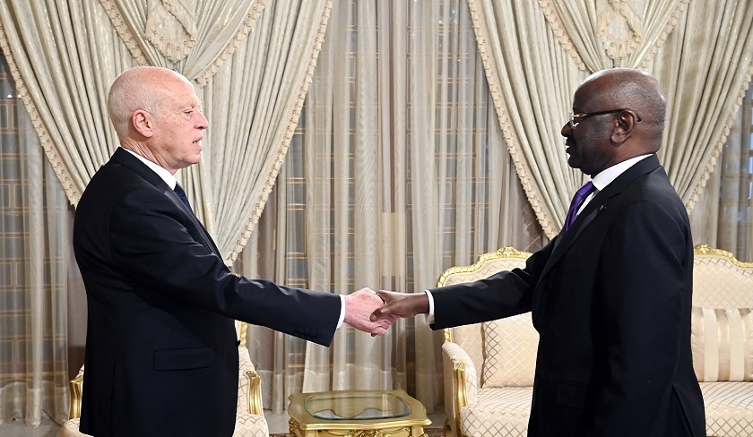 Kaïs Saïed s’entretient avec le ministre mauritanien des Affaires étrangères