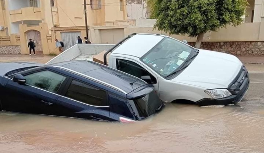 Sfax - Deux voitures s’engouffrent dans un trou
