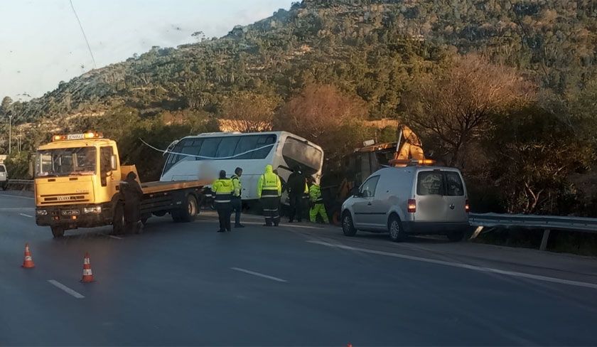 Un bus de touristes frle la catastrophe

