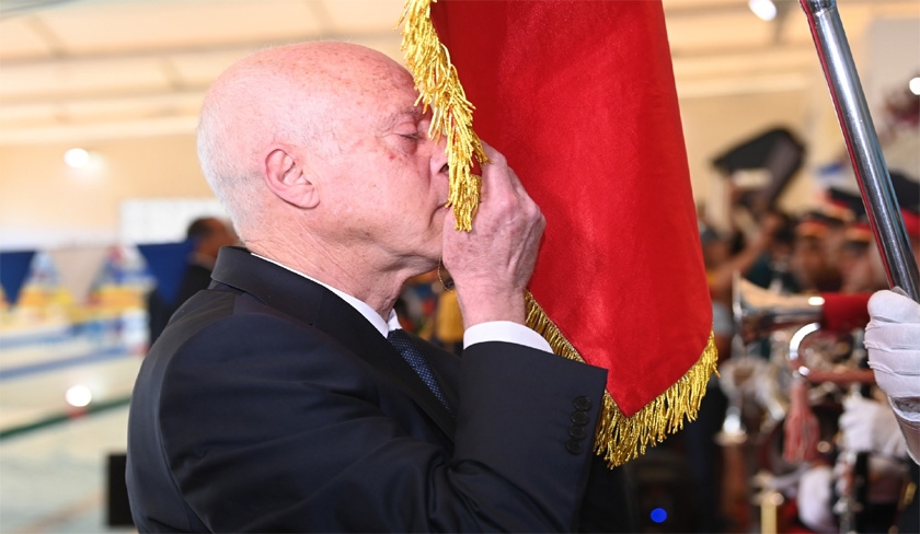 En visite  la piscine olympique de Rads, Kas Saed embrasse le drapeau et verse des larmes