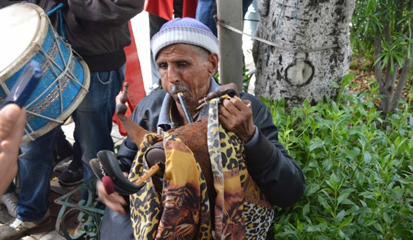 En vidos - Le folklore sinvite  la manifestation de soutien  Kas Saed 