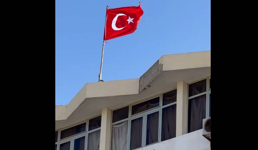 Que fait le drapeau turc au-dessus d’un bâtiment administratif tunisien ?