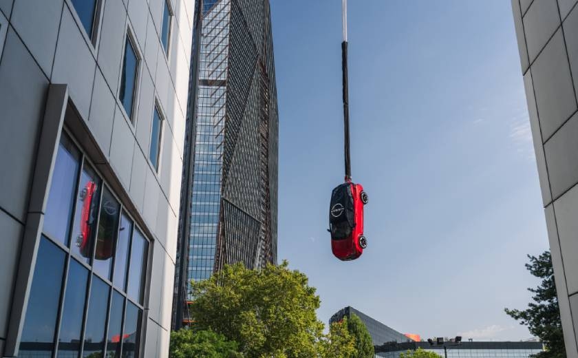 Le nouveau Nissan Qashqai bat le record du monde du plus haut saut à l’élastique avec une voiture
