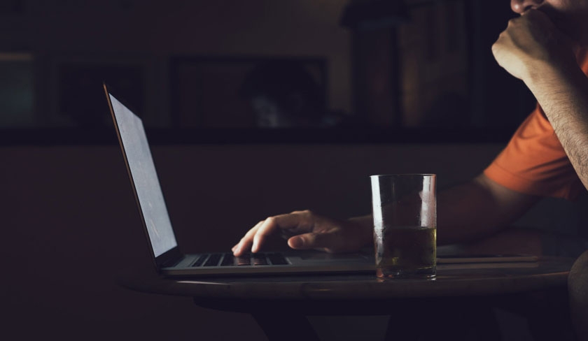 Comment démasquer un arnaqueur sur les réseaux sociaux ?