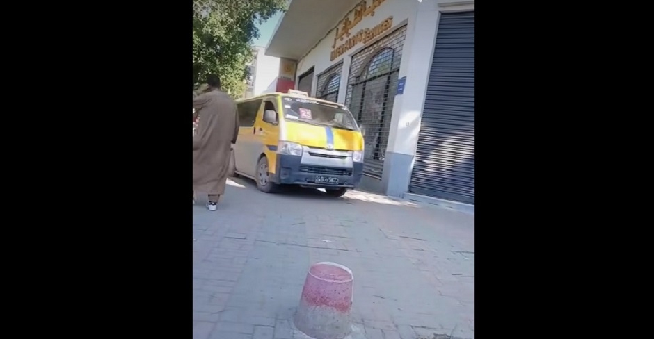 Quand le trottoir devient une route : l’incivilité dangereuse de deux taxis collectifs !