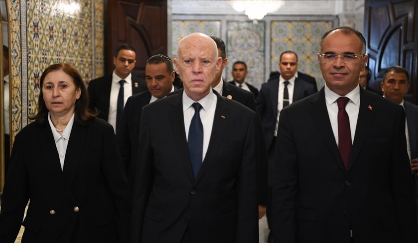 Kaïs Saïed assure la passation entre Sarra Zaâfrani Zanzri et Kamel Maddouri