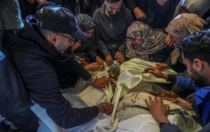 Les proches des Palestiniens décédés lors de l'attaque israélienne contre la maison de la famille « Mikdad » dans le camp de réfugiés de Khan Younis pleurent alors que les corps ont été retirés de l'hôpital Nasser pour être enterrés le deuxième jour de l'Aïd el-Fitr à Khan Younis, à Gaza, le 31 mars 2025 (Photo par Abed Rahim Khatib / ANADOLU / Anadolu via AFP)