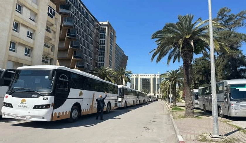 Des bus publics, des manifestants pro-pouvoir et des chos du pass