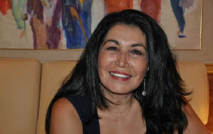 Nabila Hamza prte serment et jure sur la constitution 