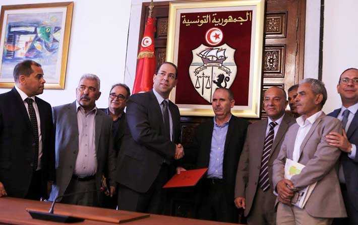 Signature dun accord entre le gouvernement et lUGTT