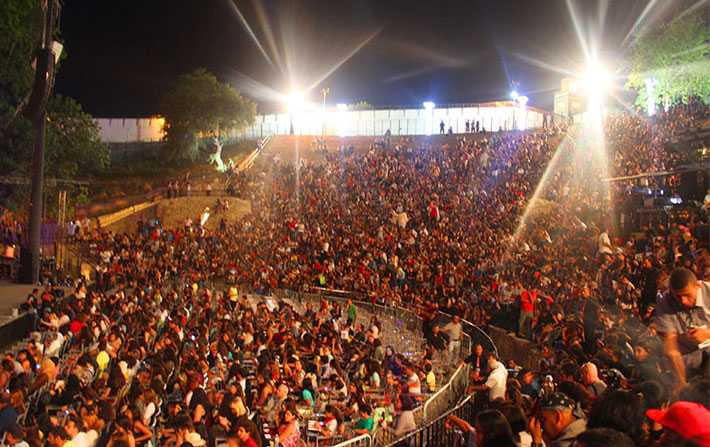 Le public du Festival de Carthage a t pay par largent britannique de Chahed