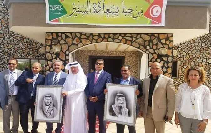 Mohamed Salah Arfaoui pose avec une photo de lhritier du trne saoudien
