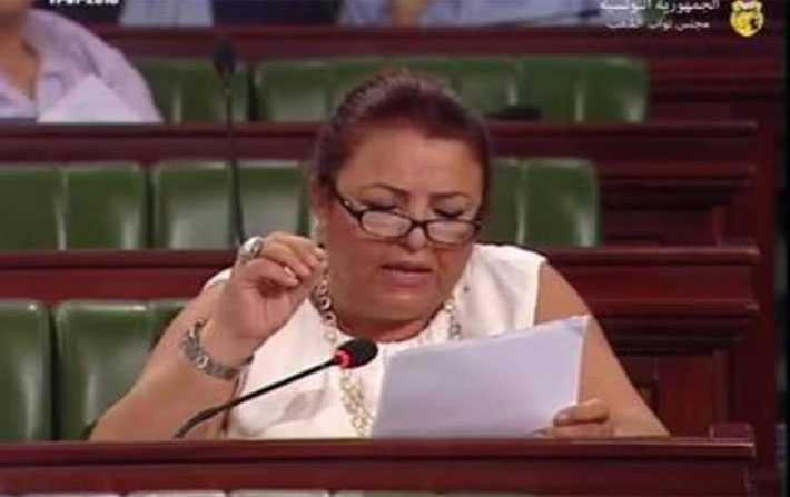 Les bras nus de la députée dérangent les élus d’Ennahdha !