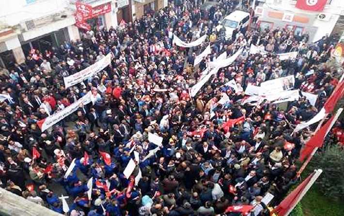 Manifestation massive de l'UGTT en prparation de la grve dans la fonction publique