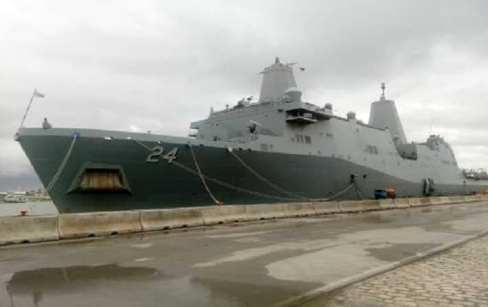 USS Arlington: Un navire américain en Tunisie