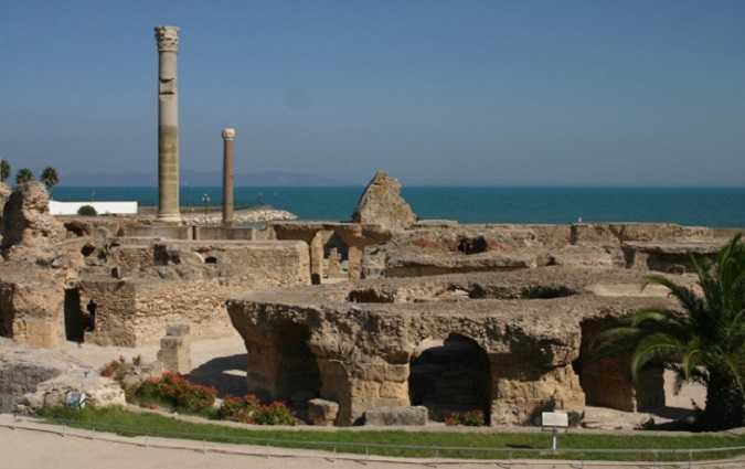 Dmolition de constructions anarchiques au site archologique de Carthage

