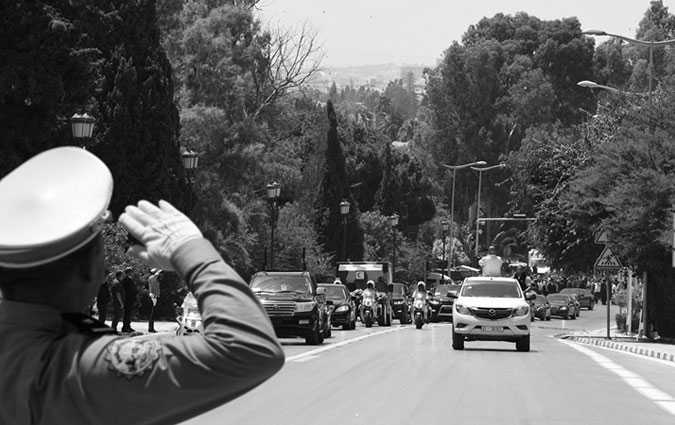 Cortège funéraire : le salut des Tunisiens au président