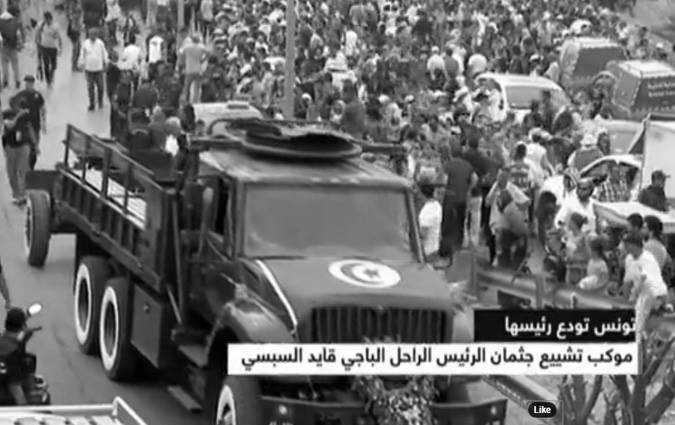 Le cortge funraire de Bji Cad Essebsi arrive au cimetire du Djellaz