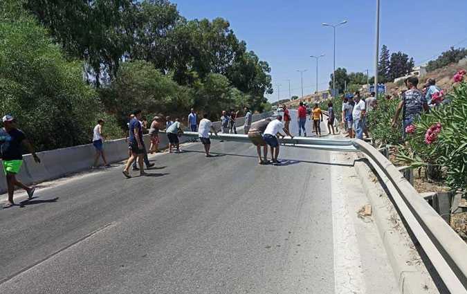 Nefza  Les habitants bloquent la route  cause de la coupure deau

