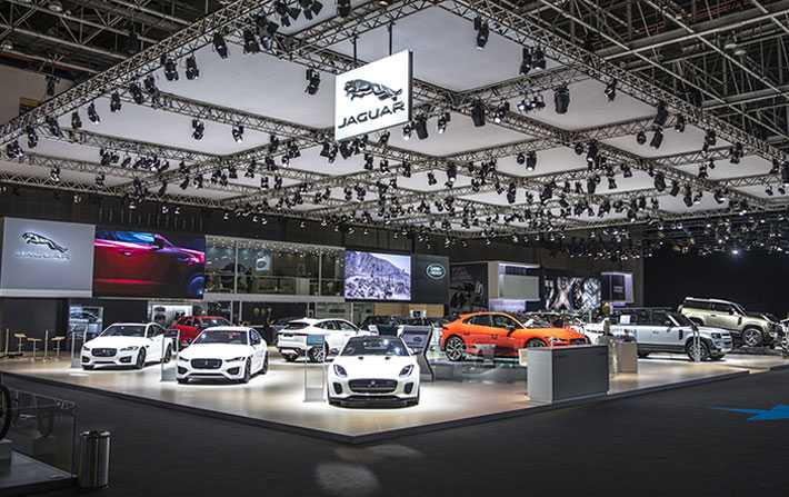 La jeune flotte de Jaguar parade au Salon automobile international de Duba