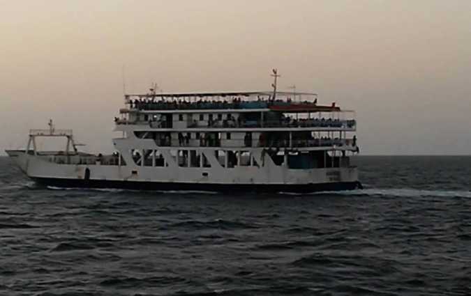 Le ferry de Kerkennah retourne au port de Sfax 
