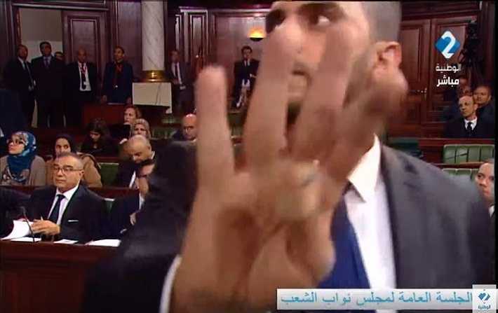 Rached Khiari empêche la caméra de filmer l'ARP en faisant le signe de Rabâa